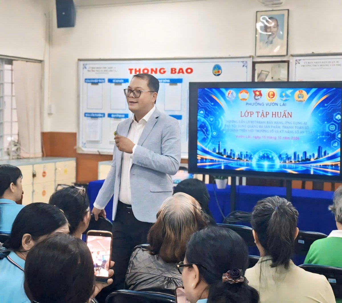 Đào tạo ứng dụng AI trong kinh doanh và chuyển đổi số cho hộ kinh doanh, tiểu thương phường Vườn Lài