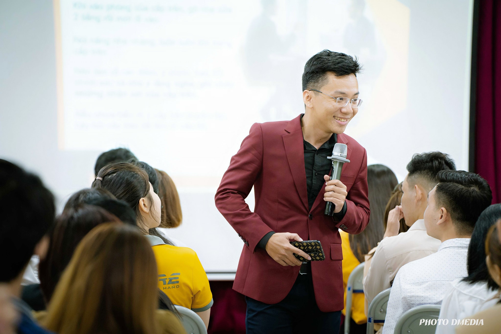 Kỹ Năng Ứng Xử Trong Môi Trường Doanh Nghiệp - Cty CP DStore Hồ Chí Minh